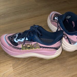 Hoka skyflow pink and black size women’s 8B gently worn great condition